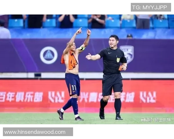 足球明星直播意外手滑引发网友热议瞬间成网络热点事件